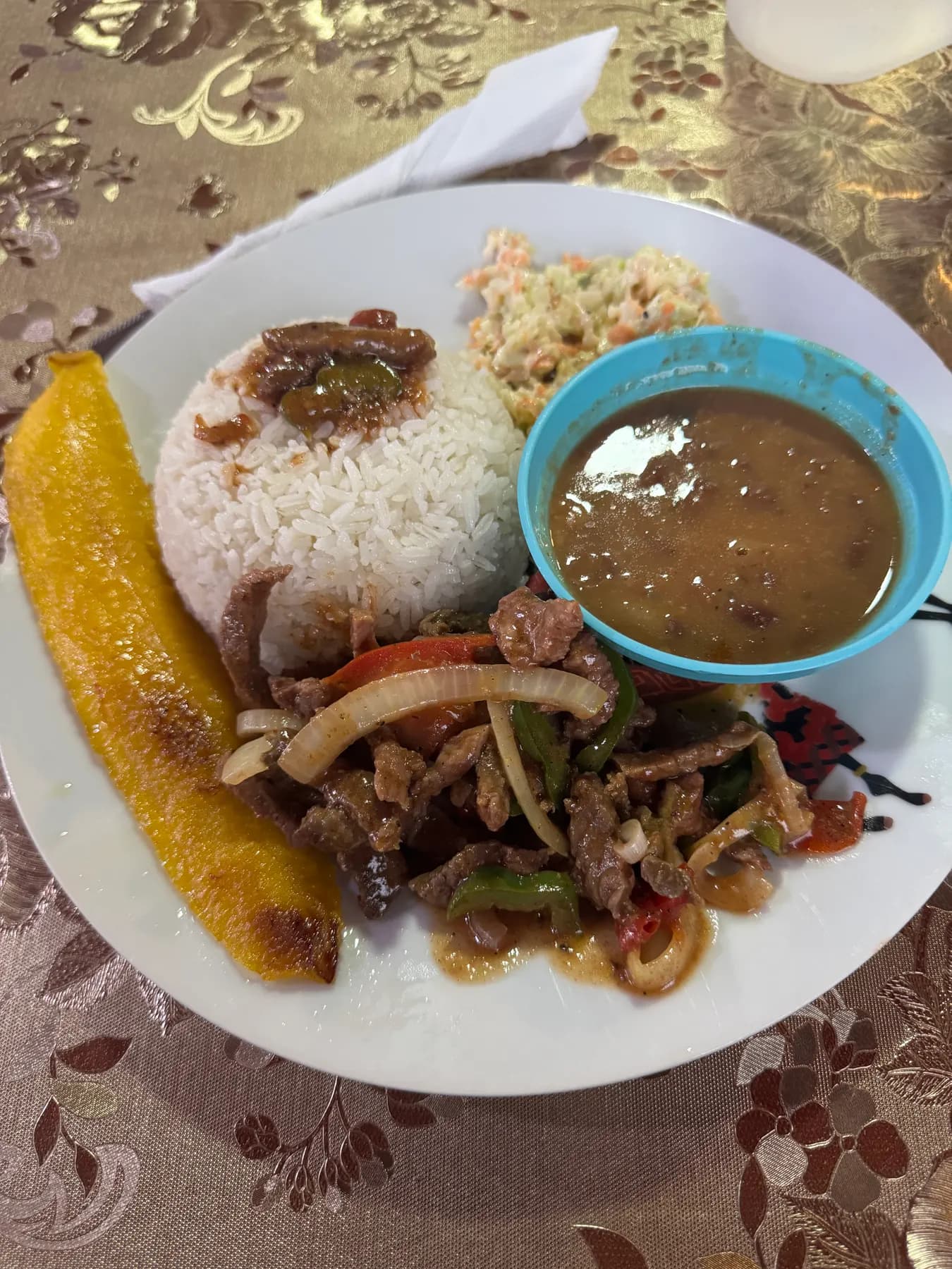 Panamanian fonda lunch in Boquete: stewed beef with peppers, white rice, fried sweet plantain, coleslaw and bean soup