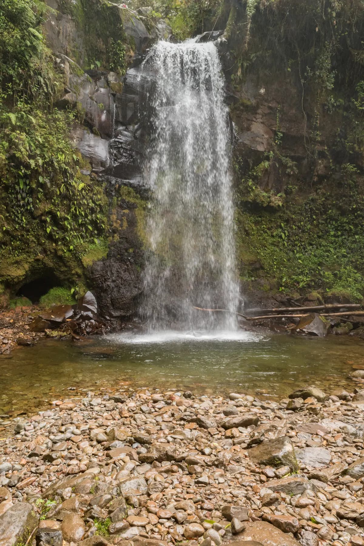 Tall waterfall dropping into a pool near Boquete